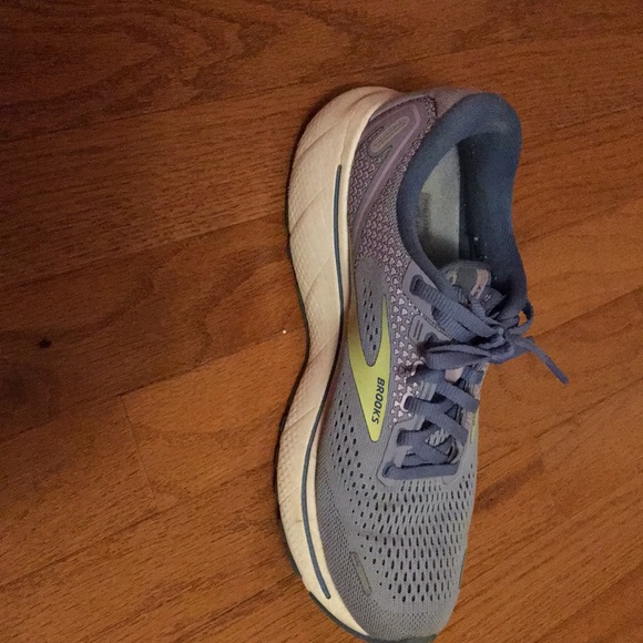 Brooks tennis shoes - Picture 5 of 11